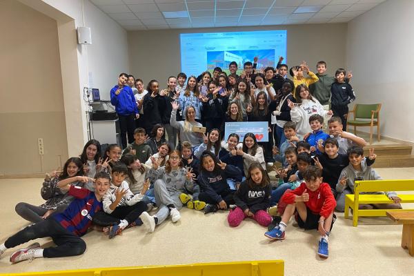 Los alumnos de la escuela Vedruna Sagrats Cors Torelló muestran su solidaridad al Institut Guttmann